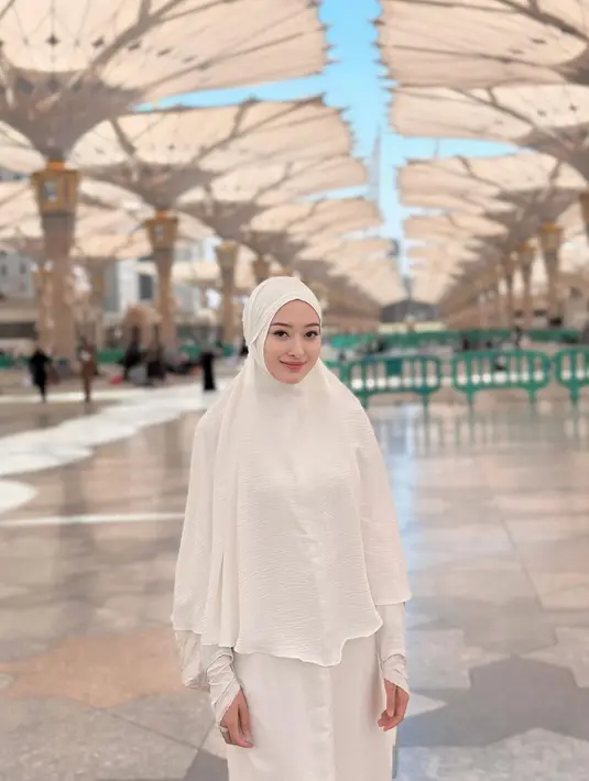 Puteri Modiyanti diketahui sedang menjalani ibadah Umroh. Penampilan cantik nan anggunnya di foto ini, Puteri Modiyanti tampil tertutup mengenakan abaya dan hijab putih polos. [Foto: Instagram/putmod]