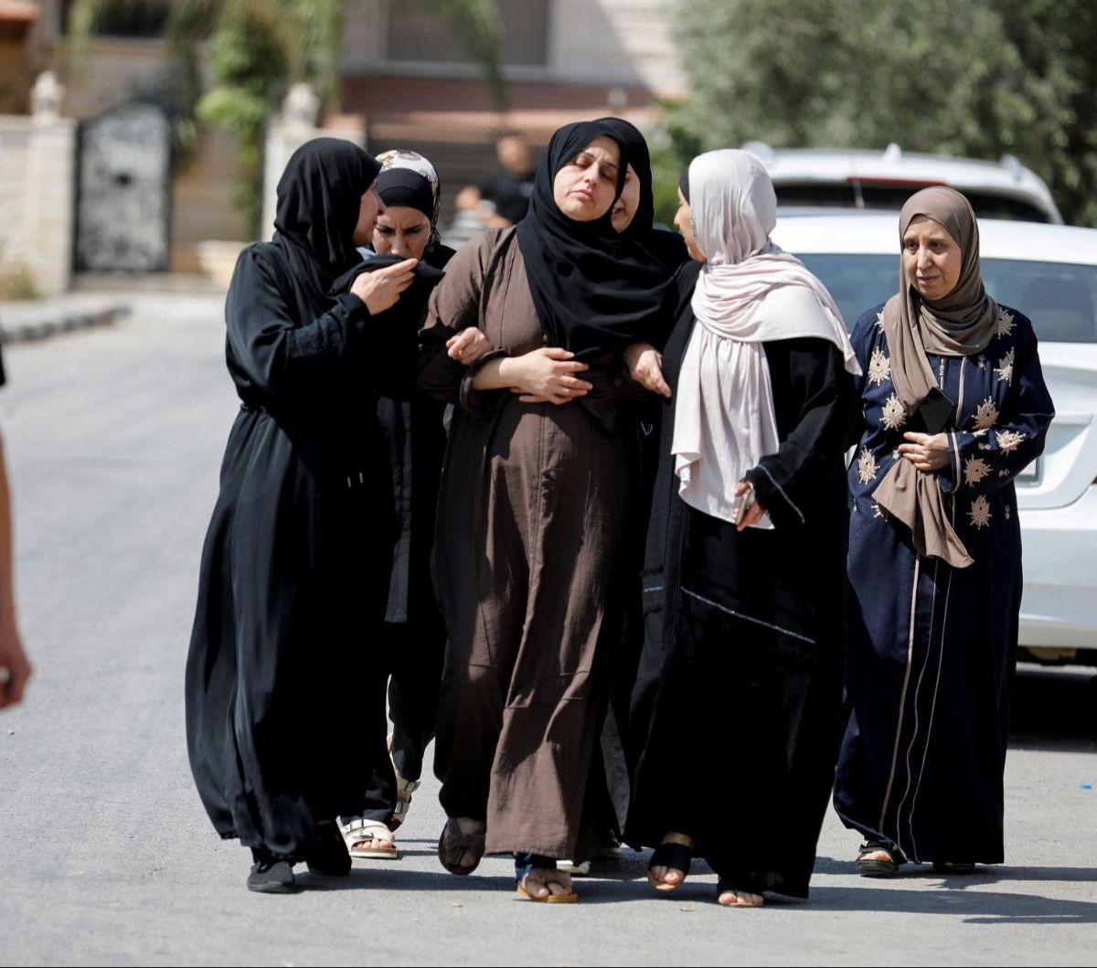 "Ada pengakuan dari dalam Kompleks RS Al-Shifa yang menyebut tentara Israel mengancam petugas medis dan warga pengungsi dengan mengatakan akan menghancurkan gedung atau mereka akan disiksa, diinterogasi dan dieksekusi," demikian pernyataan kantor media Pa