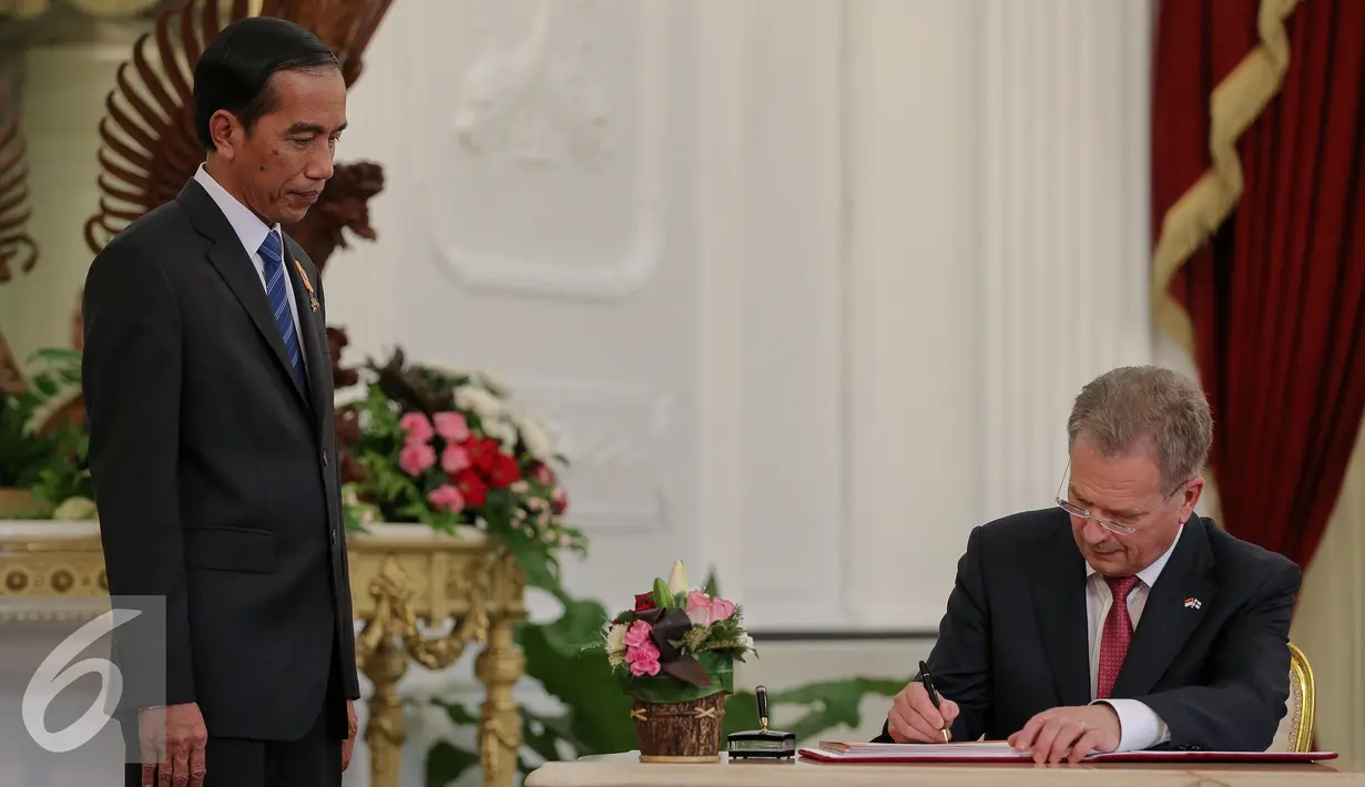 Presiden Finlandia Sauli Niinisto menandatangani buku tamu di Istana Merdeka, Jakarta, Selasa (3/11). Pertemuan tersebut akan membahas tata kelola lahan gambut untuk mengantisipasi bencana kebakaran hutan. (Liputan6.com/Faizal Fanani)