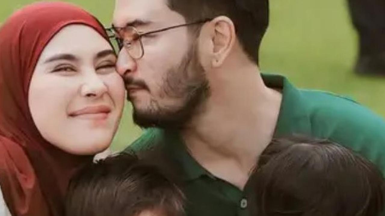 Potret Harmonis Keluarga Syahnaz Sadiqah dan Jeje Govinda. (instagram/syahnazs)