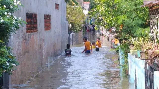 Lingkungan warga mengalami kebanjiran akibat luapan air Kali Licin di RW 6, Kelurahan Mampang, Kecamatan Pancoran Mas, Kota Depok. (Liputan6.com/Dicky Agung Prihanto)