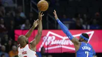 Usaha pemain Rockets, Chris Paul (kiri) melakukan tembakan saat diadang pemain Oklahoma, Carmelo Anthony pada laga NBA basketball game di Chesapeake Energy Arena, Oklahoma City, (6/3/2018). Rockets menang 122-112. (AP/Sue Ogrocki)