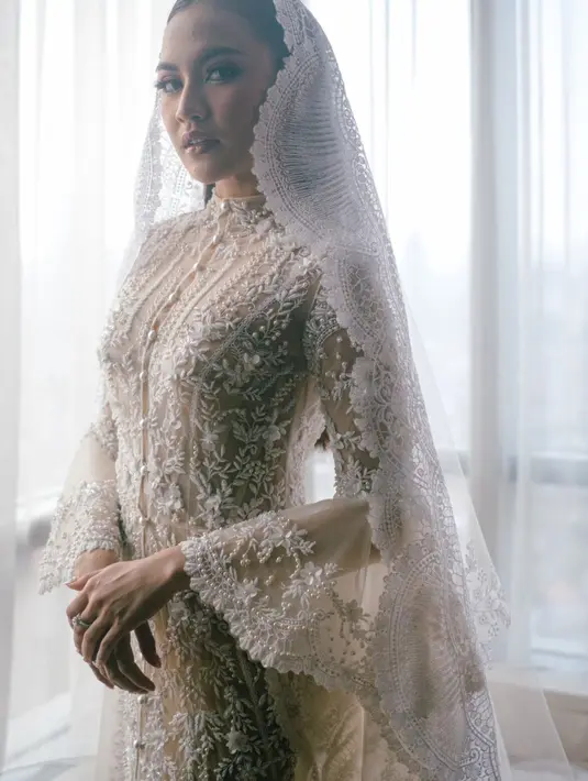 Bridal robe Mahalini memiliki detail lengan ruffle yang tebal dan kerudung sepanjang 4 meter yang dramatis. [Foto: Instagram/monicaivena]