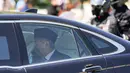 Perdana Menteri interim Malaysia Mahathir Mohamad meninggalkan di Istana Negara di Kuala Lumpur, Malaysia, pada 27 Februari 2020. Diduga Raja Malaysia Sultan Abdullah Sultan Ahmad Shah memanggil Mahathir untuk membahas jabatan PM Malayasia berikutnya.  (AP/Vincent Thian)