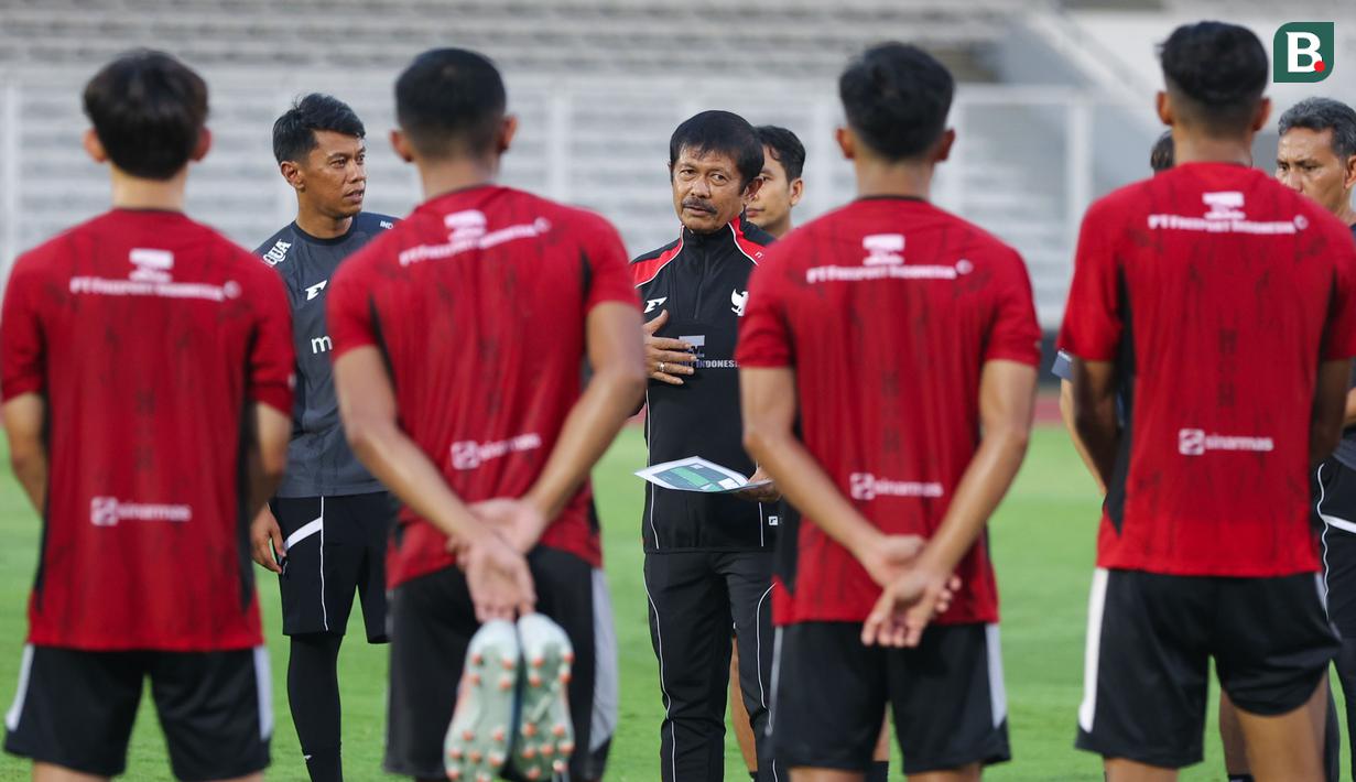 Pelatih Garuda Muda, Indra Sjafri, memimpin langsung skuad Garuda Muda dalam pemusatan latihan di Jakarta pada 2-14 Oktober 2025. (Bola.com/M Iqbal Ichsan)