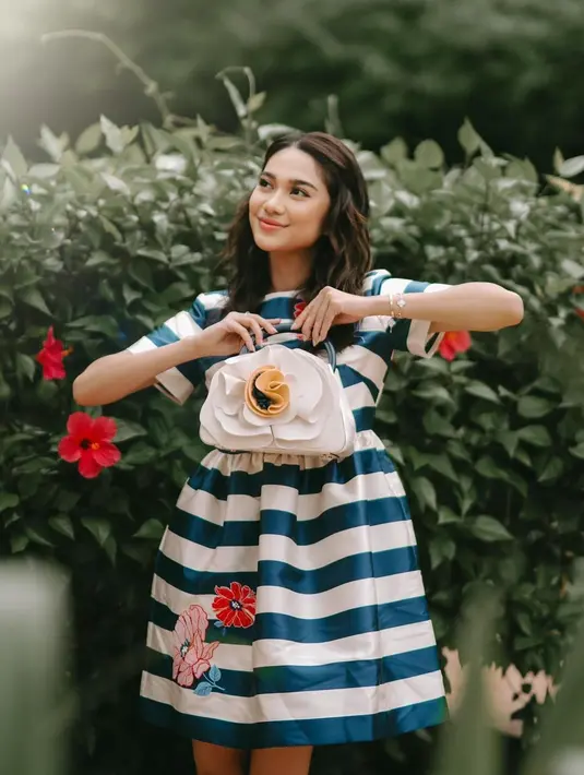 Tak berlebihan, Azizah menambahkan aksesori sederhana, berupa gelang dan tas tangan yang unik. [Foto: Instagram/azizahsalsha_]