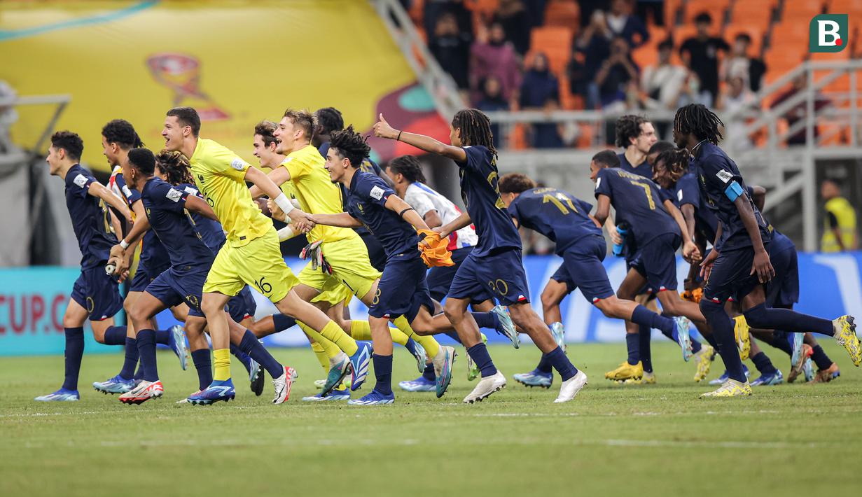 <p>Sejumlah pemain Timnas Prancis U-17 merayakan kemenangan atas Timnas Amerika Serikat U-17 pada laga Grup E Piala Dunia U-17 2023 di Jakarta International Stadium, Jakarta, Sabtu (18/11/2023). (Bola.com/Bagaskara Lazuardi)</p>