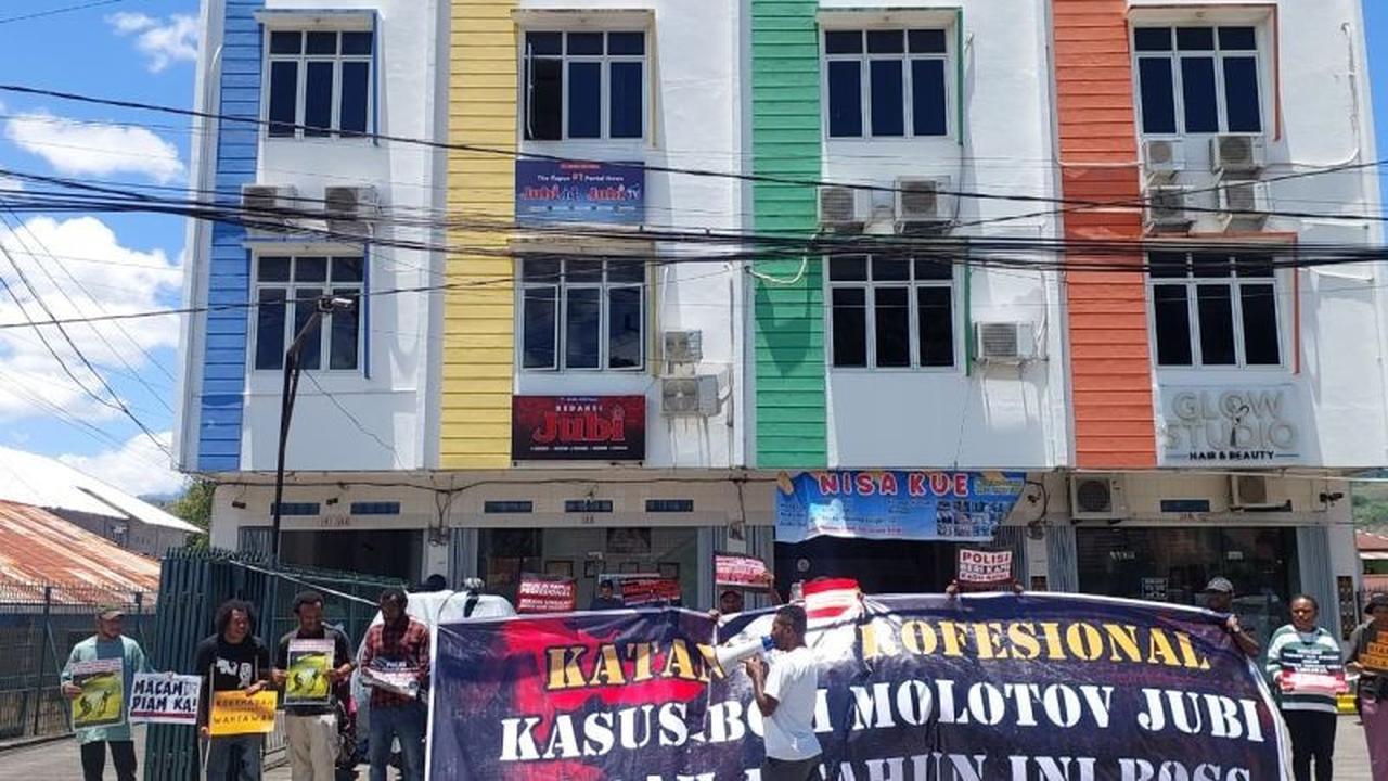Misteri 1 Tahun Kasus Bom Molotov Kantor Jubi: Jurnalis Papua Tuntut Penuntasan Hukum