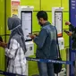 Calon penumpang melakukan pencetakan tiket kereta di Stasiun Gambir, Jakarta, Minggu (26/2/2023). Dengan kebijakan H-45 tersebut, diharapkan masyarakat dapat lebih leluasa merencanakan perjalanan pada momen arus mudik Lebaran. (Liputan6.com/Faizal Fanani)