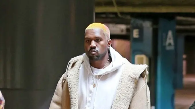 Kanye West tampil dengan rambut baru. (Foto: Dailymail)