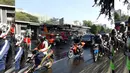 Tampak petugas pemadam kebakaran masih berada di lokasi untuk menyirami bus yang masih dalam kondisi berasap tersebut. Sebuah bus Transjakarta terbakar di kawasan Salemba, Jakarta Pusat, Jumat (3/7/2015). (twitter.com/FaisalRizalical)