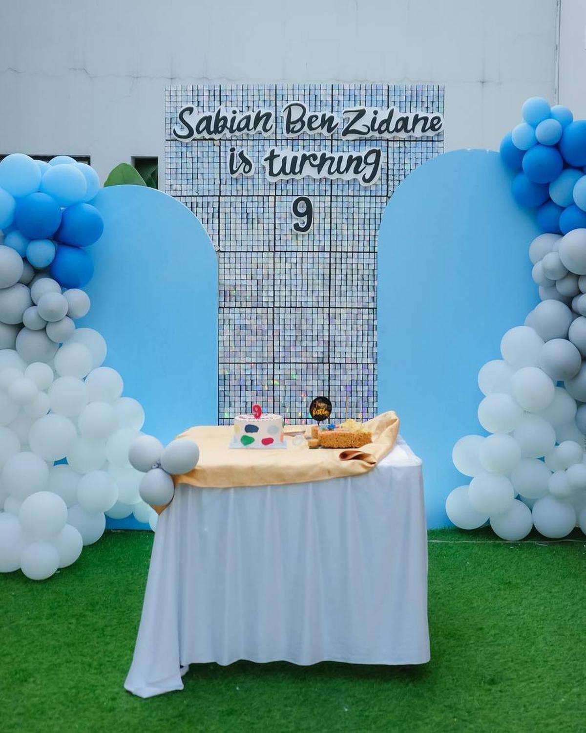 Bernuansa Biru dan Putih