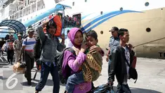 Sejumlah penumpang turun dari Kapal Motor (KM) Gunung Dempo yang berlabuh di Terminal Penumpang Pelabuhan Tanjung Priok, Jakarta, Kamis (30/6). (Liputan6.com/Faizal Fanani)