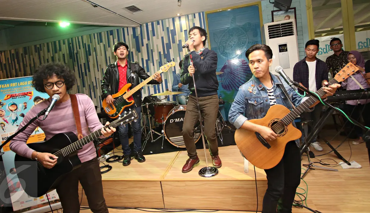 Grup band d'Masiv tampil dalam acara launching lagu berjudul 'Di Bawah Langit yang Sama' di Jakarta, Jumat (5/2). Lagu tersebut menjadi OST film 'BoBoiBoy The Movie' serta akan dimuat dalam album kelima mereka. (Liputan6.com/Immanuel Antonius)