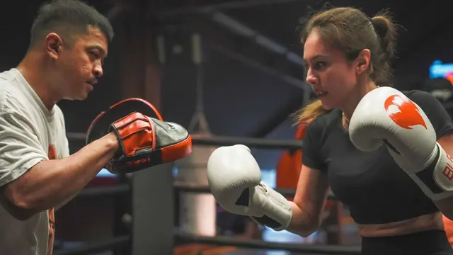 7 Potret Wulan Guritno Latihan Boxing, Tampil Energik dan Menawan