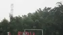 Para pemain Persija melakukan pemanasan saat latihan perdana jelang babak 8 besar Piala Jenderal Sudirman di Lapangan Sawangan, Depok, Jawa Barat, Jumat (4/12/2015). (Bola.com/Vitalis Yogi Trisna)