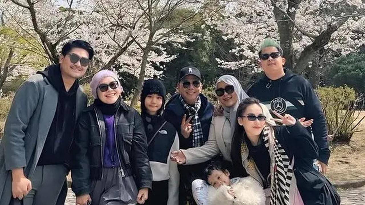 Libur Lebaran ke Jepang, 7 Potret Ayu Ting Ting Ajak Keluarga Besar Berburu Bunga Sakura  di Kyoto