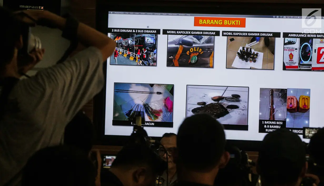 Layar monitor memperlihatkan barang bukti dalam rilis perkembangan hasil penyidikan perkara kerusuhan 21-22 Mei di Mabes Polri, Jakarta, Jumat (5/7/2019). Polisi mengklaim sudah memprediksi pecahnya kerusuhan 21-22 Mei di depan gedung Bawaslu dan wilayah sekitar Jakarta. (Liputan6.com/Faizal Fanani)
