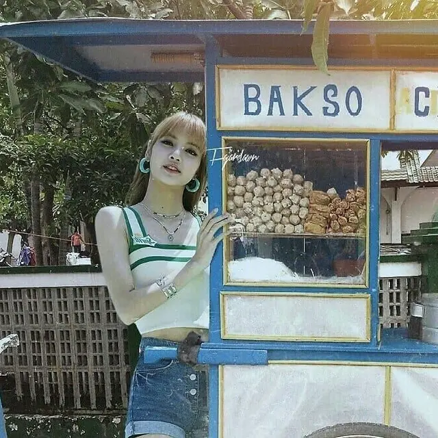 6 Foto Editan Blackpink Belanja di Pedagang Kaki Lima Ini Kocak Banget