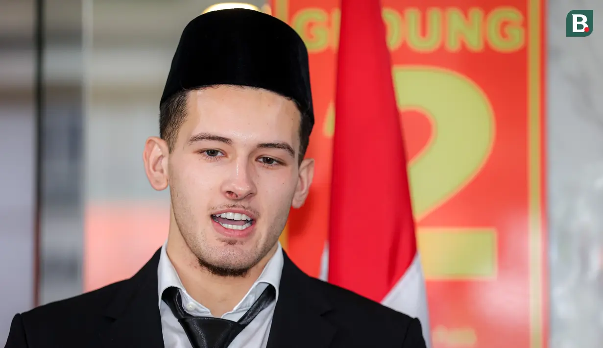 <p>Pemain naturalisasi Indonesia, Justin Hubner memberikan keterangan kepada media setelah pengambilan sumpah WNI yang berlangsung di Kantor Wilayah Kementerian Hukum dan HAM (Kanwil Kemenkumham), Jakarta Timur, Rabu (06/12/2023). (Bola.com/Bagaskara Lazuardi)</p>