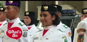 Gloria Natapradja Hamel akhirnya ikut dalam pasukan paskibraka penurunan bendera (17/8) di Istana Merdeka.