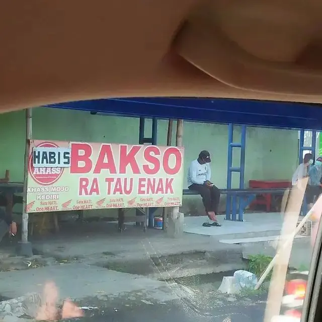 6 Tulisan Bahasa Daerah di Spanduk dan Gerobak Jualan Ini Bikin Mikir