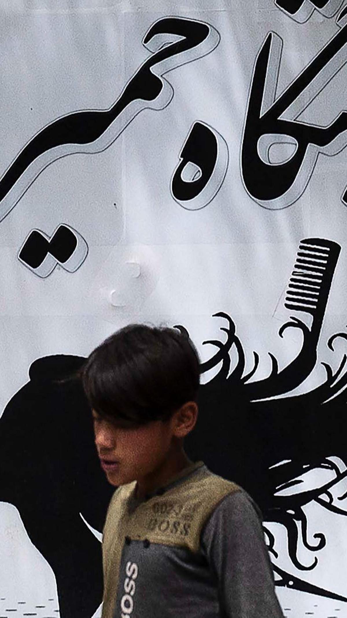 Pemerintah Barat dan organisasi internasional telah memberi isyarat bahwa pembatasan terhadap perempuan menghambat setiap kemungkinan kemajuan pengakuan internasional untuk pemerintahan Taliban.