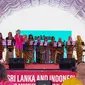 Duta Besar RI Kolombo, Dewi Gustina Tobing, mengajak Wakil Menlu Sri Lanka, para Kepala Perwakilan negara sahabat, para pengusaha dan pengunjung lainnya untuk mainkan angklung pada kegiatan bazar amal yang diselenggarakan KBRI Kolombo bekerja sama dengan Sri Lanka Indonesia Friendship Association (SLIFA) pada (01/10/2022). (Dok: Kemlu RI)