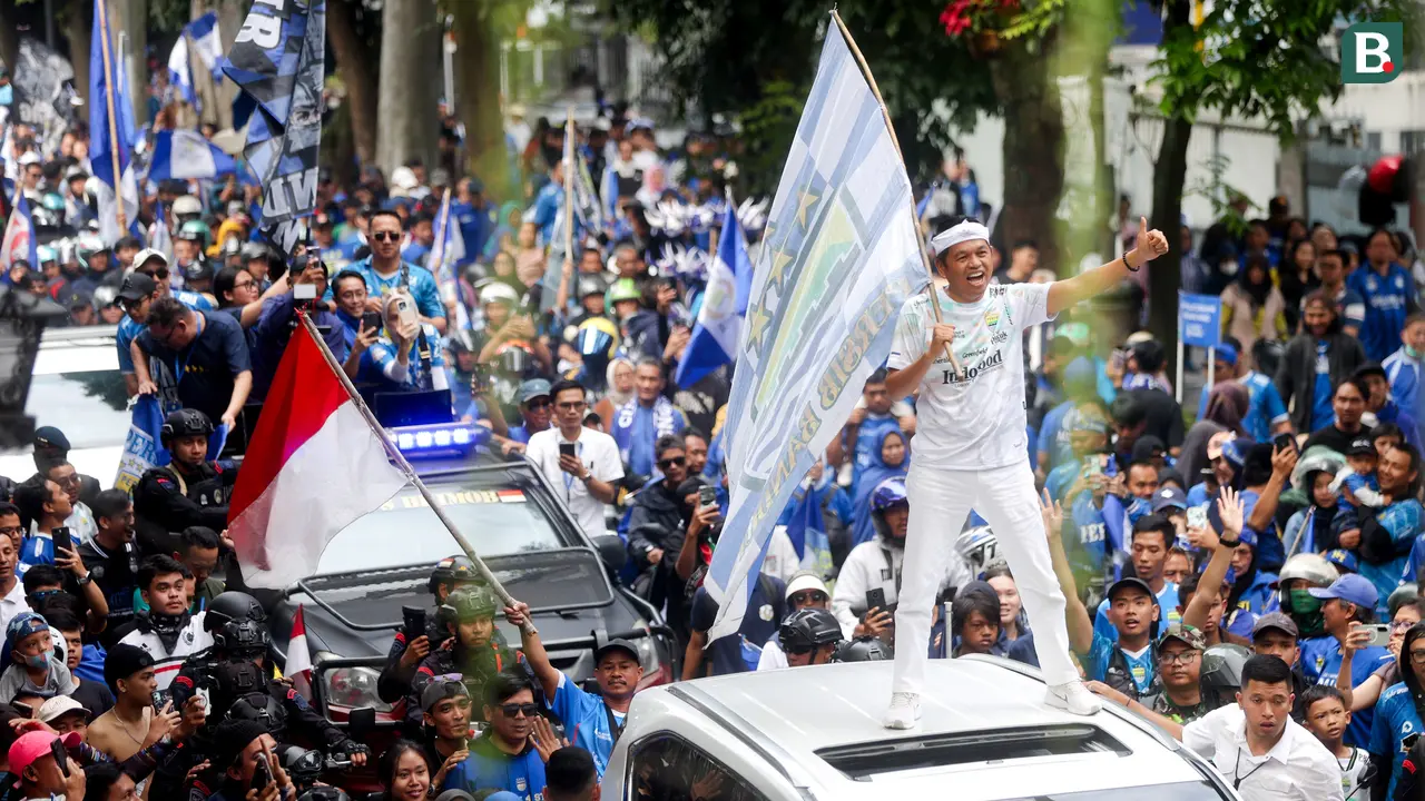 Foto: Lepas Baju Saat Pawai, KDM Larut Dalam Perayaan Pesta Persib Juara