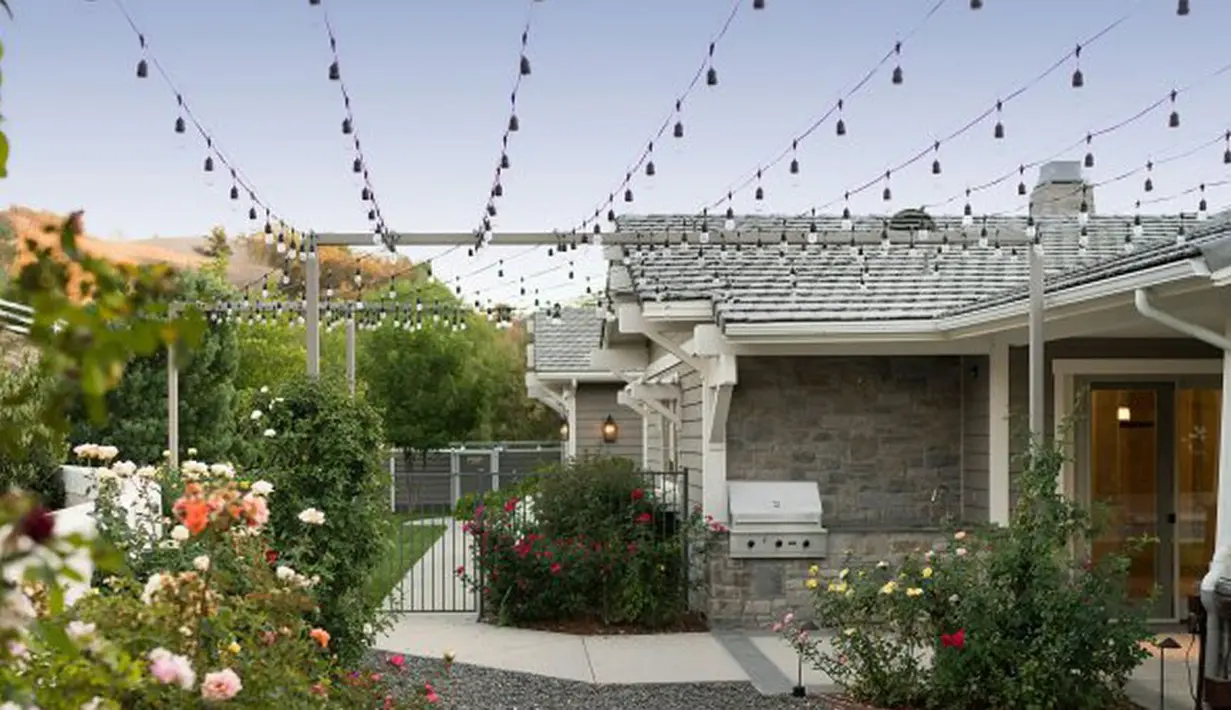 Kekasih hati Tyga, tidak hanya sukses dalam dunia hiburan namun juga tekun dalam menggeluti dunia bisnis kosmetiknya. (doc.PEOPLE.com)