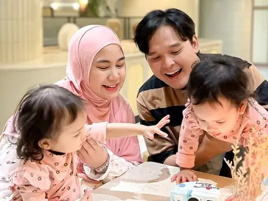 Rupanya anniversary pernikahan Anisa dan Anandito bertepatan dengan ulang tahun Anandito Dwis yang ke 33 tahun. Begini perayaan anniversary Anisa dan Anandito bareng buah hatinya. Saking lucunya bentuk kuenya, anak-anak Anisa juga gemas sendiri. Enam tahun bersama jauh dari gosip, aura bahagia terpancar jelas di wajah pasangan yang terpaut usia 1 tahun. (Liputan6.com/IG/@anisarahma_12)