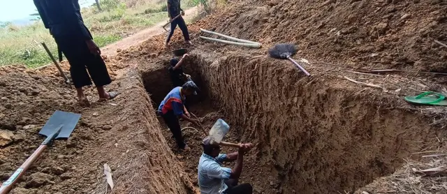 Pembuatan parit untuk mengetahui keberadaan sesar di bawah permukaan dan mengetahui sejarah gempa. (doc. BRIN)