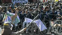 Aksi unjuk rasa ini dijaga ketat personel kepolisian. (JUNI KRISWANTO/AFP)