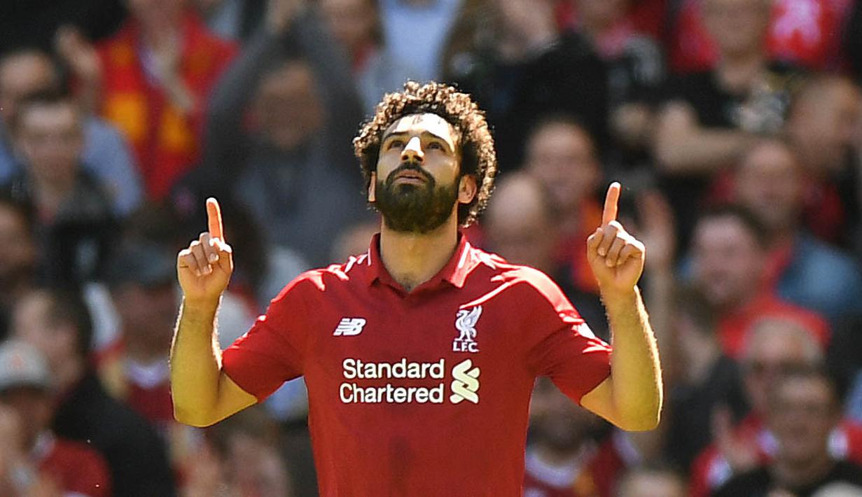 Penyerang Liverpool, Mohamed Salah, melakukan selebrasi usai mencetak gol ke gawang Brighton & Hove Albion di Stadion Anfield, Minggu (13/5/2018). Salah menjadi top scorer Premier League musim ini dengan raihan 32 gol. (AFP/Paul Ellis)