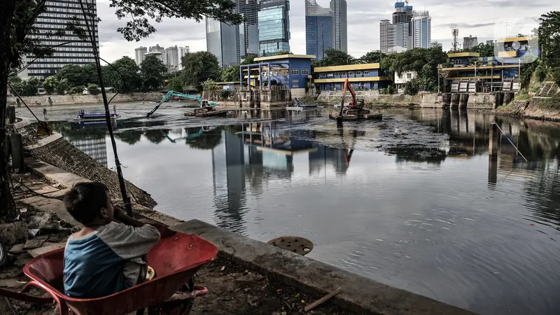 FOTO: Antisipasi Banjir, Endapan Lumpur Waduk Setiabudi Barat Dikeruk