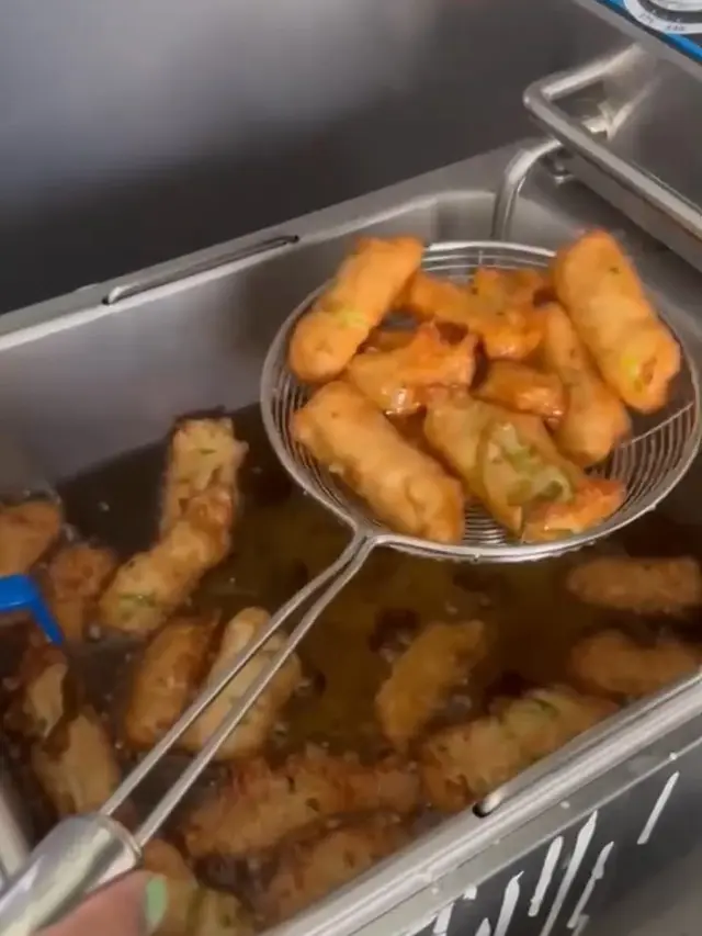 Nino Kuya jualan gorengan