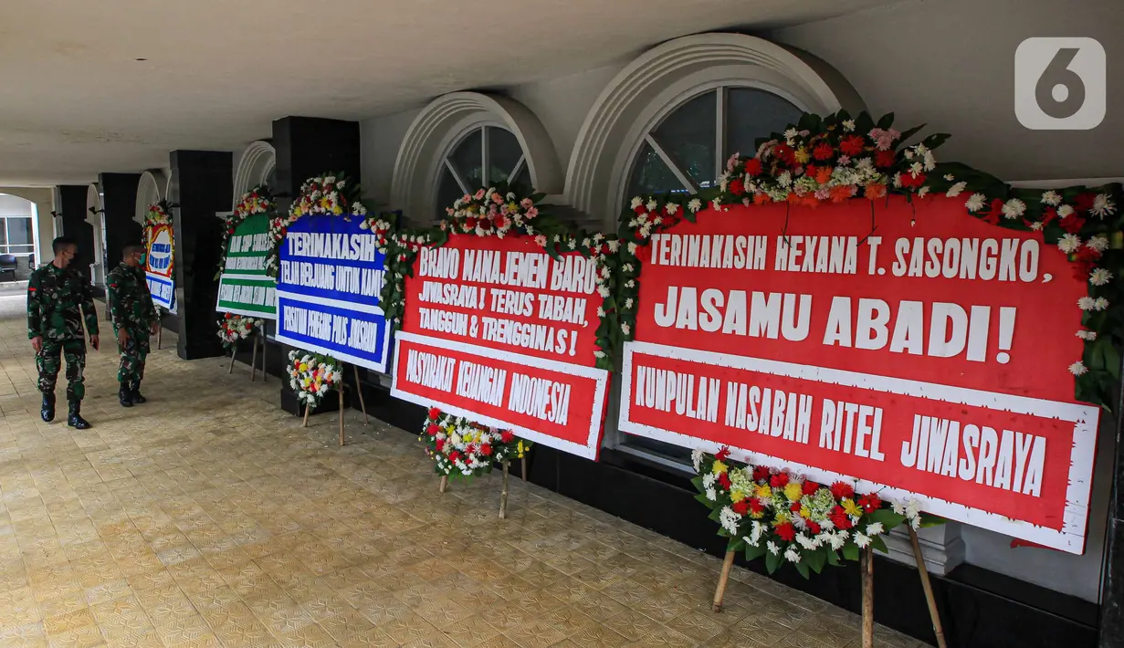 Sejumlah tentara melihat karangan bunga di halaman Kantor PT Asuransi Jiwasraya (Persero), Jakarta, Selasa (15/12/2020). Nasabah Jiwasraya ramai-ramai mengirimkan karangan bunga ke Kantor PT Asuransi Jiwasraya (Persero). (Liputan6.com/Faizal Fanani)