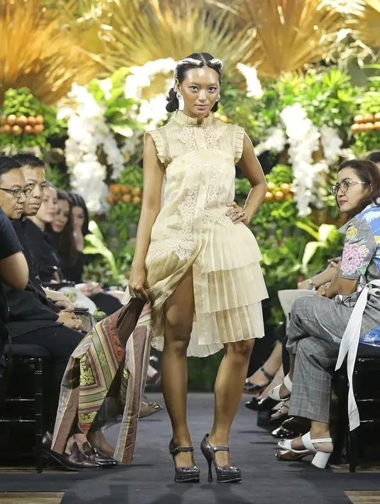 Asmara Abigail memeragakan busana karya Denny Irawan. (Bambang E Ros/Fimela.com)