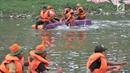 Petugas dari UPK Badan Air Dinas Lingkungan Hidup Kecamatan Duren Sawit beradu kecepatan saat lomba dayung di Kanal Banjir Timur, Jakarta, Sabtu (17/8/2019). Para petugas menggunakan pelampung palka dan sekop dalam perlombaan dayung tersebut.  (merdeka.com/ Iqbal S. Nugroho)