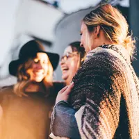 Inilah tiga pasangan zodiak yang punya selera humor tinggi. Nggak heran kalau lagi bersama, mereka sering ngakak bareng. (Sumber foto: unsplash.com)