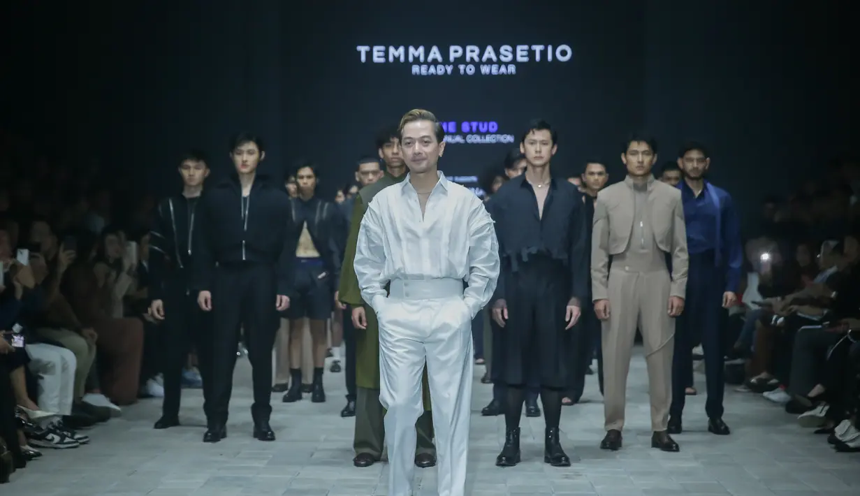 Untuk kedua kalinya dan pertama di Plaza Indonesia Men Fashion Week 2024 menampilkan koleksi Ready To
Wear tanpa sentuhan tenun namun tetap menampilkan inspirasi berpakaian pria dengan siluet yang baru dengan tajuk ‘THE STUD’.