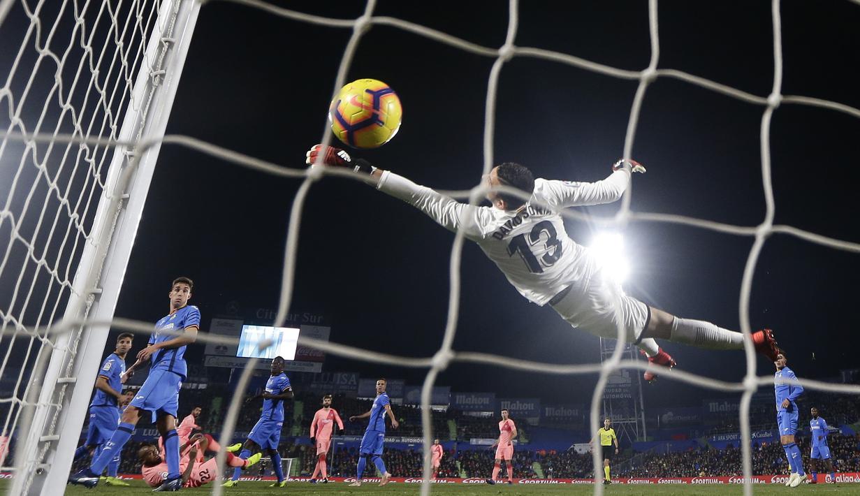 Striker Barcelona, Luis Suarez, mencetak gol ke gawang Getafe pada laga La Liga di Stadion Alfonso Perez, Minggu (6/1). Barcelona menang 2-1 atas Getafe. (AP/Manu Fernandez)