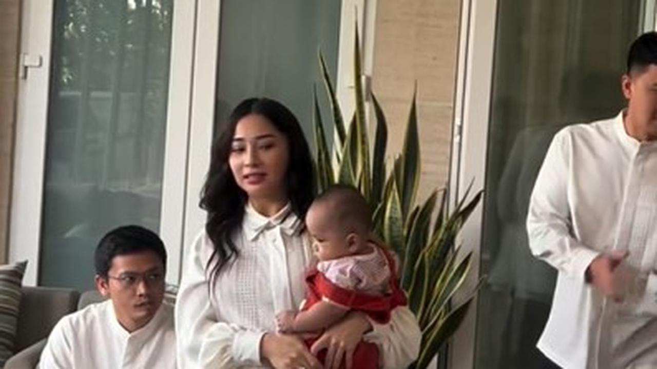 Meskipun sedang hamil, Nikita juga terlihat menggendong anak dari saudaranya.<br>