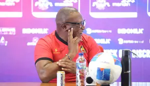 Pelatih Timnas Mozambik, Chiquinho Conde saat menjalani sesi konferensi pers di Stadion Utama Gelora Bung Karno, Jakarta, Senin (8/6/2026). (Bola.com/Abdul Aziz)