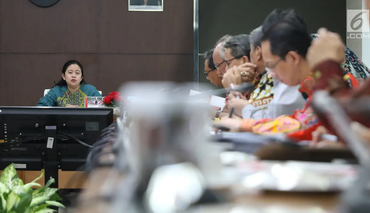 Menteri Koordinator bidang Pembangunan Manusia dan Kebudayaan (PMK) Puan Maharani saat menggelar rapat koordinasi (rakor) di Jakarta, Selasa (16/1). (Liputan6.com/Angga Yuniar)