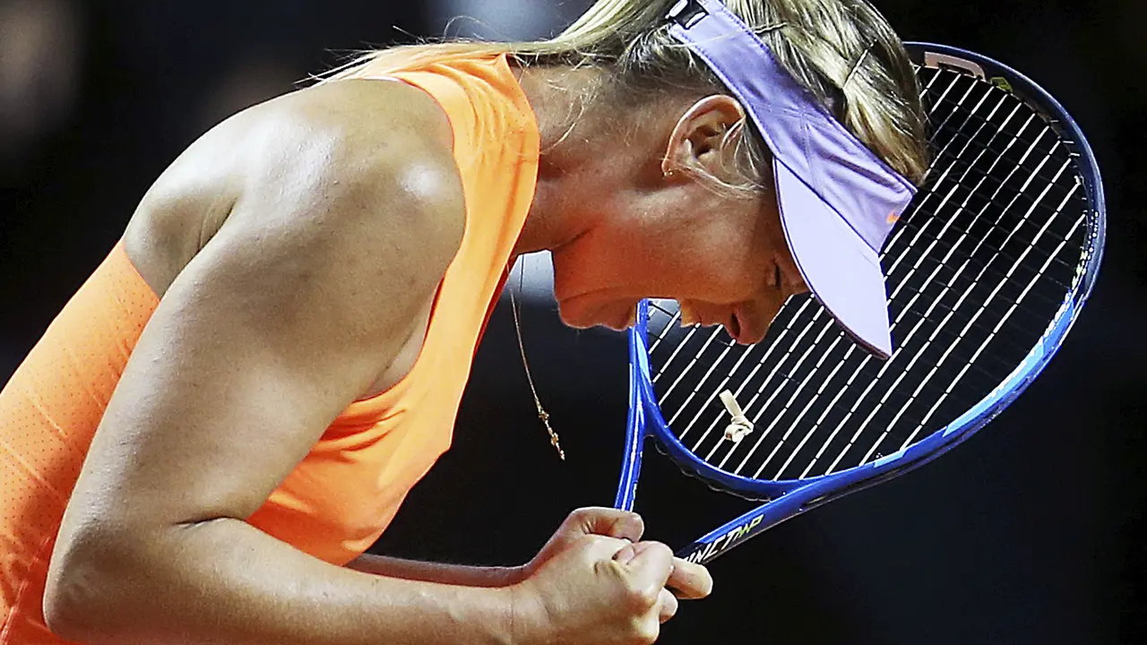 Maria Sharapova beraksi di Stuttgart Grand Prix  setelah dilarang bermain 15 bulan karena mengonsumsi doping. 