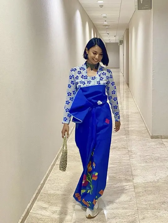 Shareefaa Daanish juga tampak memukau dengan kebaya biru yang dikenakannya. Ia hadirkan kesan eklektik yang memukau dengan aksen kalung dan sneakers untuk ciptakan statement. [Foto: Instagram/ Shareefaa Daanish]