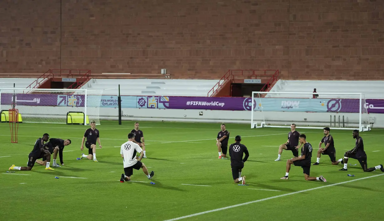 Para pemain Jerman melakukan peregangan saat sesi latihan di stadion Al-Shamal di Al-Ruwais, Qatar, Selasa, 29 November 2022. Jerman berada dalam posisi terdesak di klasemen grup dengan koleksi hanya satu poin dari 2 pertandingan hasil kalah atas Jepang dan imbang melawan Spanyol. (AP Photo/Matthias Schrader)