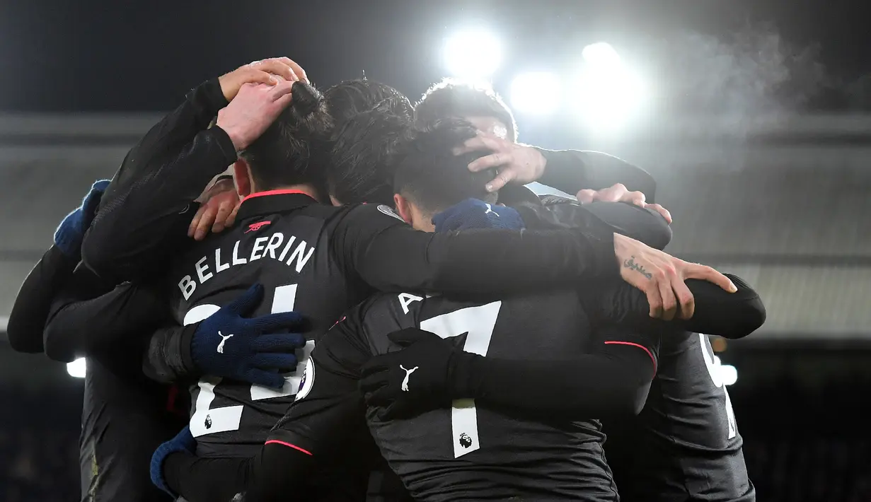 Pemain Arsenal merayakan gol ketiga mereka yang berhasil dicetak oleh Alexis Sanchez saat melawan Crystal Palace dalam pertandingan Liga Inggris di stadion Selhurst Park di London (28/12). (AFP Photo/Ben Stansall)