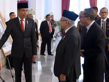 Presiden Joko Widodo (kiri) menunjukkan foto Sultan Himayatuddin Muhammad Saidi kepada Wakil Presiden Ma'ruf Amin di Istana Negara, Jakarta, Jumat (8/11/2019). Himayatuddin mendapat gelar Pahlawan Nasional berdasarkan Keppres Nomor 120/TK/Tahun 2019. (Foto: Lukas-Biro Pers Sekretariat Presiden)